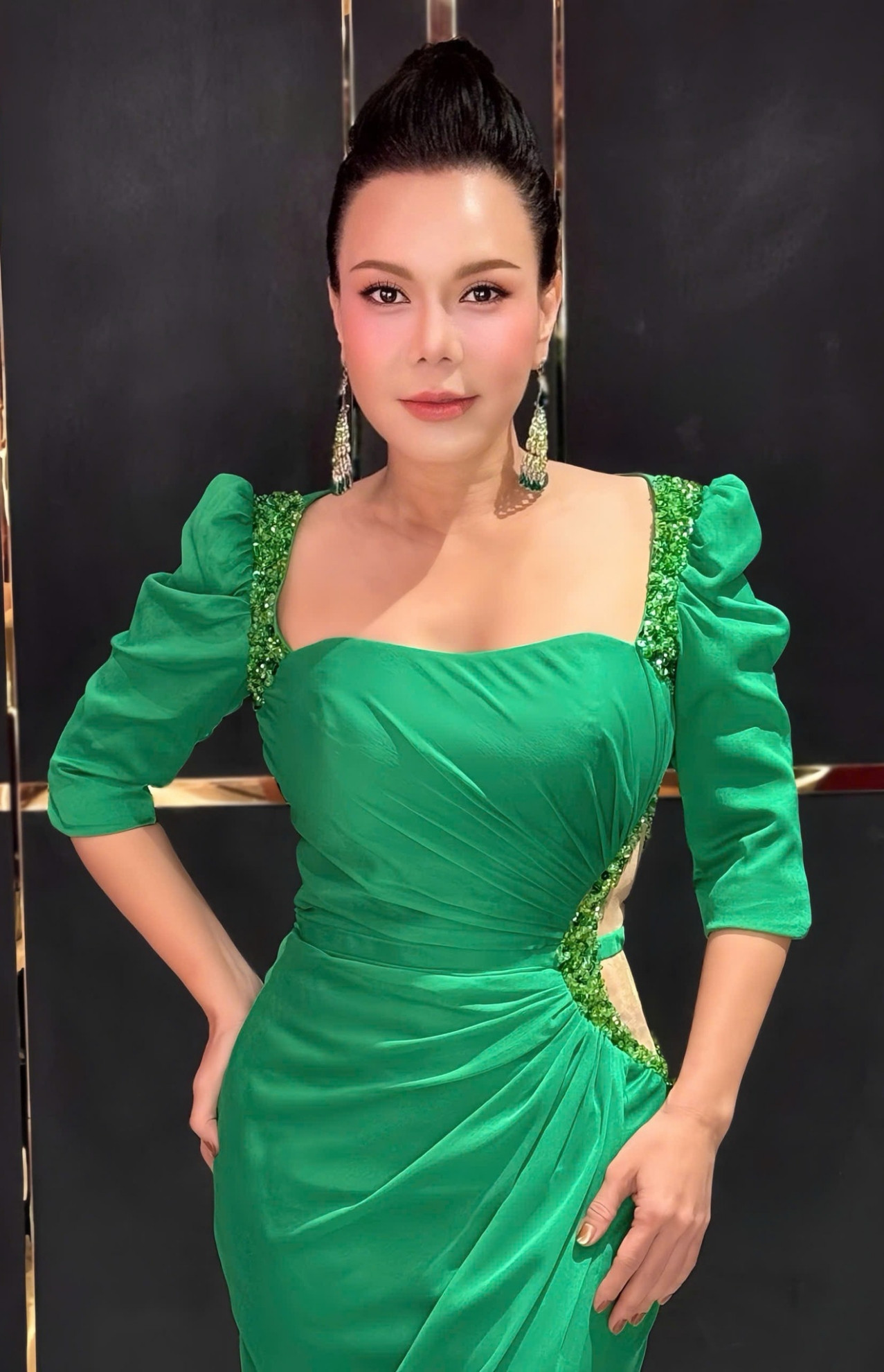 Nghệ sĩ Việt Hương đăng ảnh mới và chia sẻ về tin đồn qua đời.