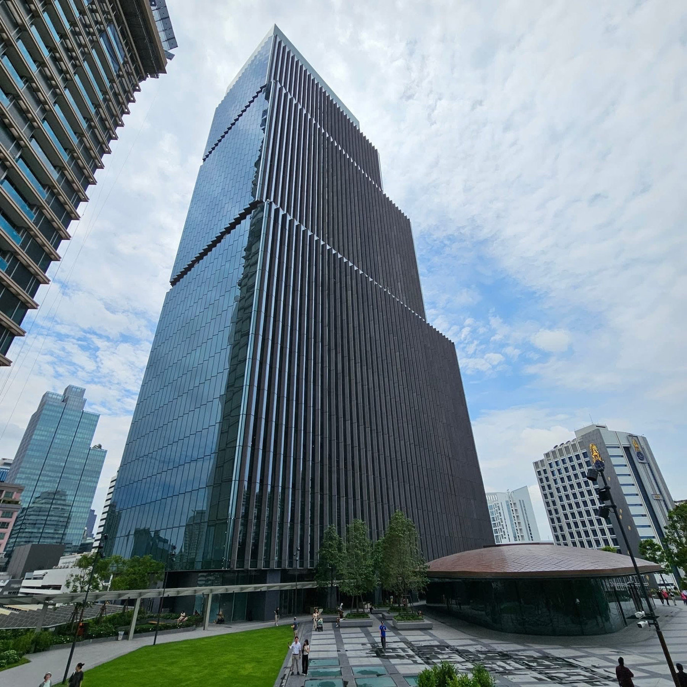 Toàn cảnh khu phức hợp Dusit Central Park và trung tâm mua sắm Central Park Bangkok.