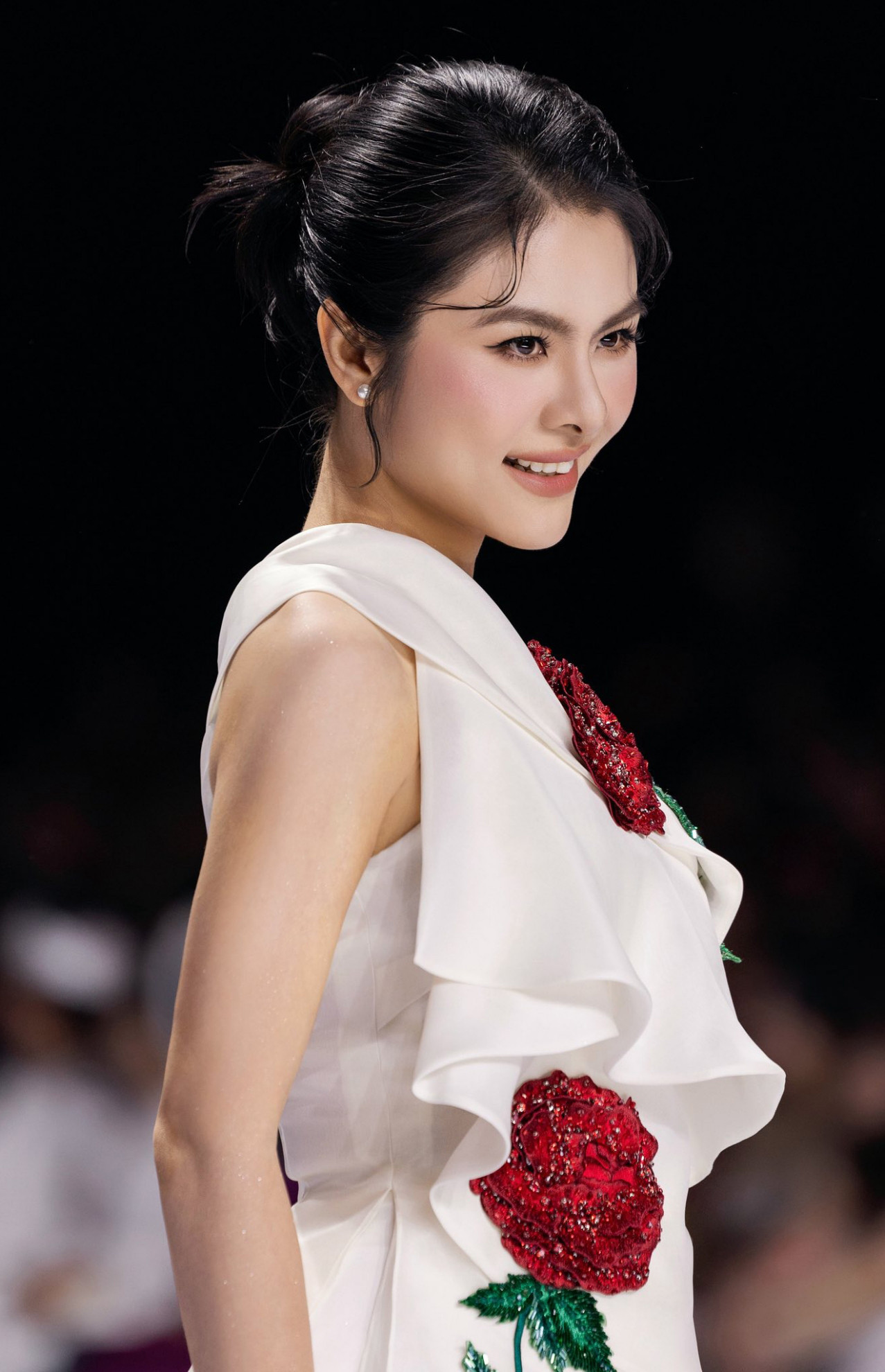 Vân Trang trong không gian sống sang trọng.