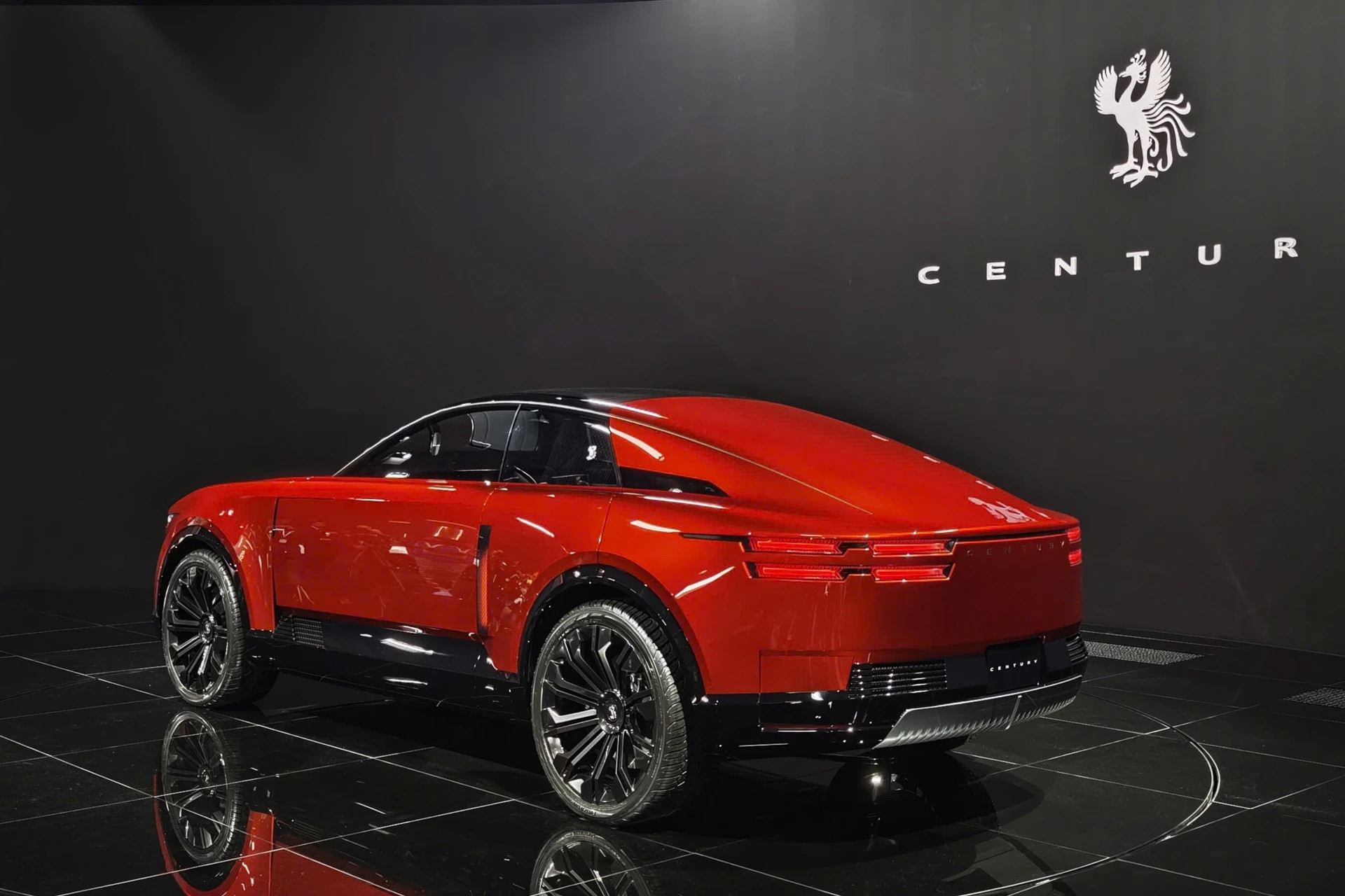 Đuôi xe Century One of One với thiết kế đèn hậu tối giản.