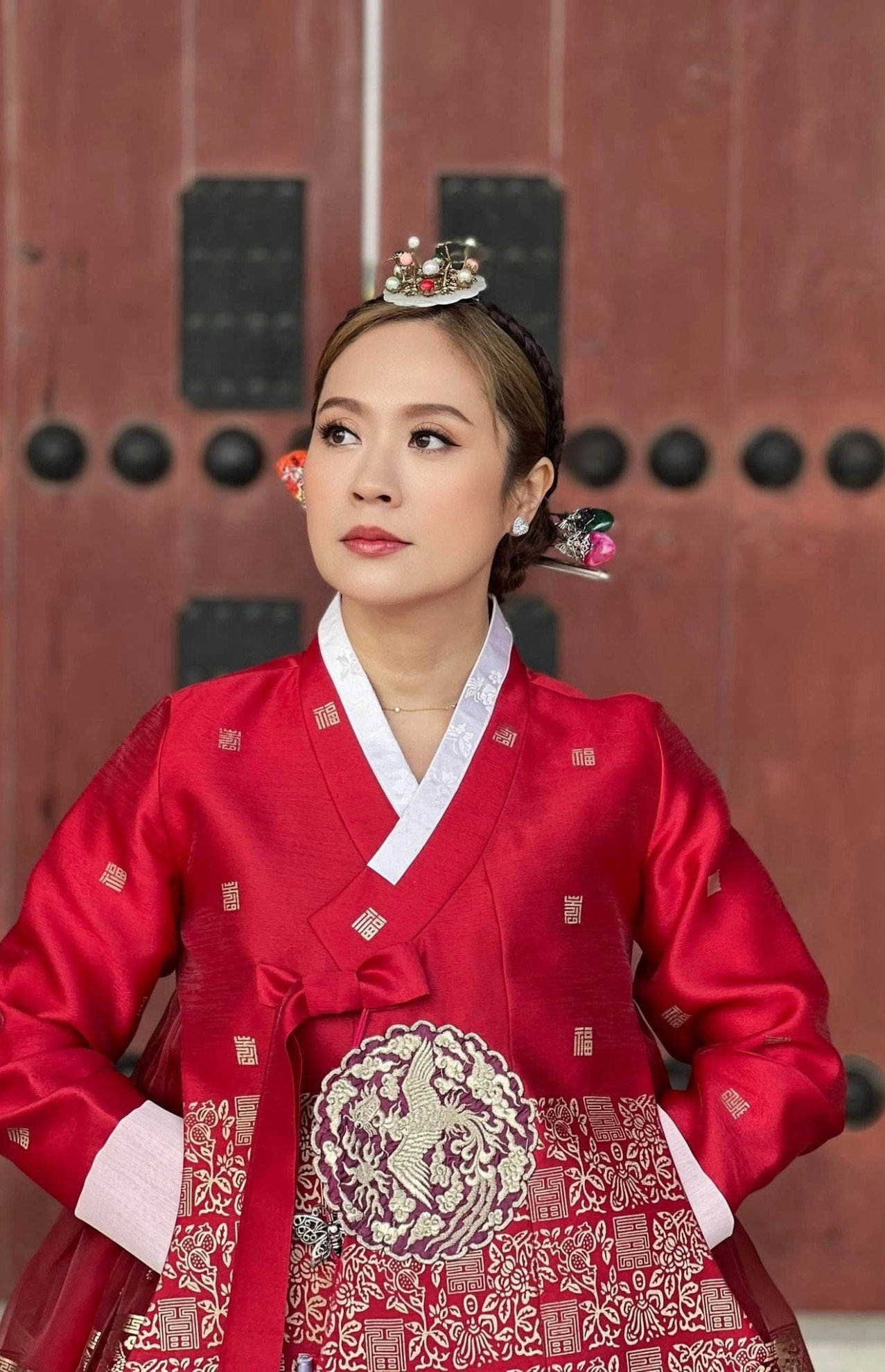 Diễn viên Thanh Thúy mặc trang phục Hanbok tại Hàn Quốc.