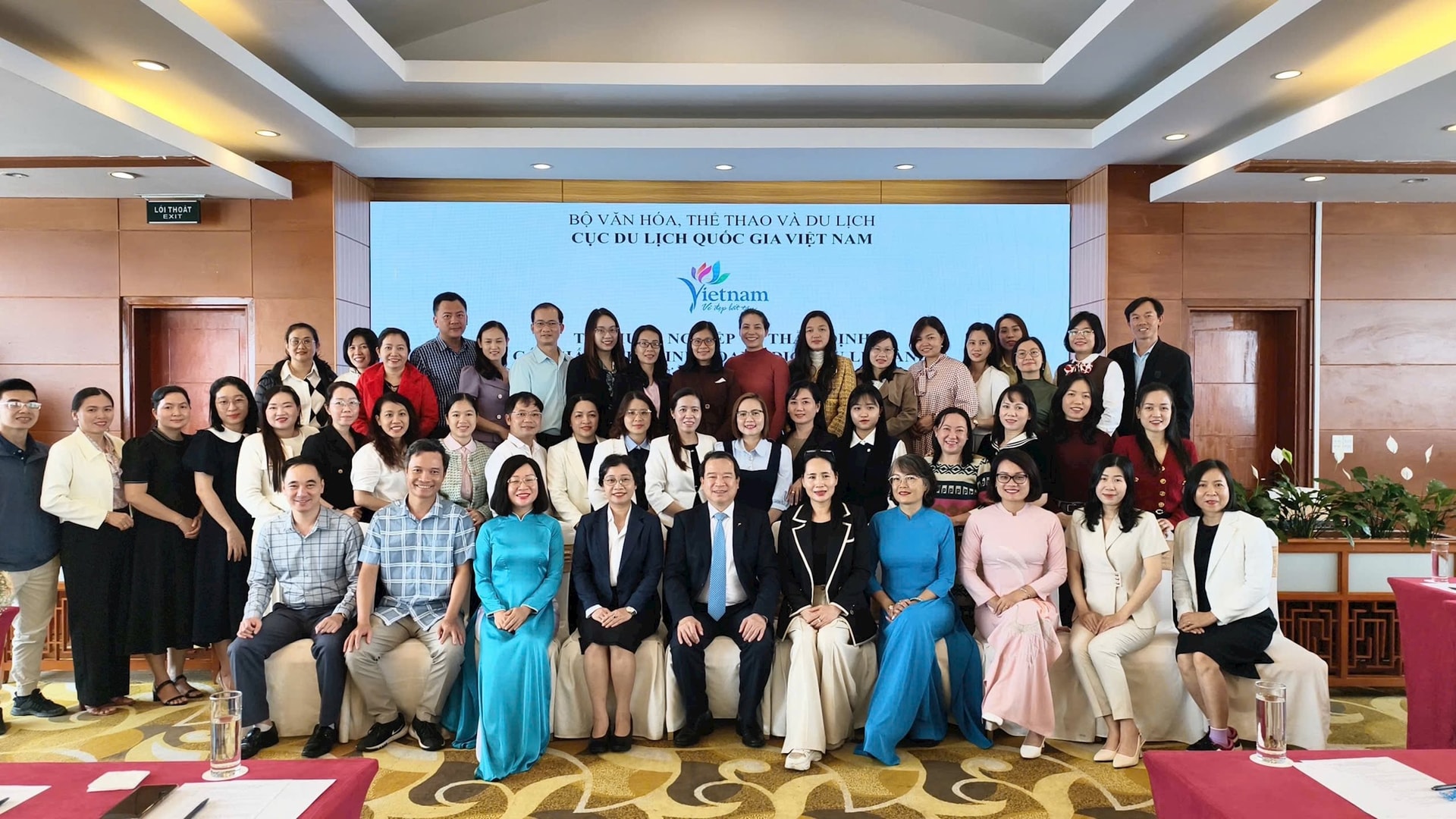 رهبران اداره ملی گردشگری ویتنام با اعضای حاضر در دوره آموزشی عکس یادگاری گرفتند.