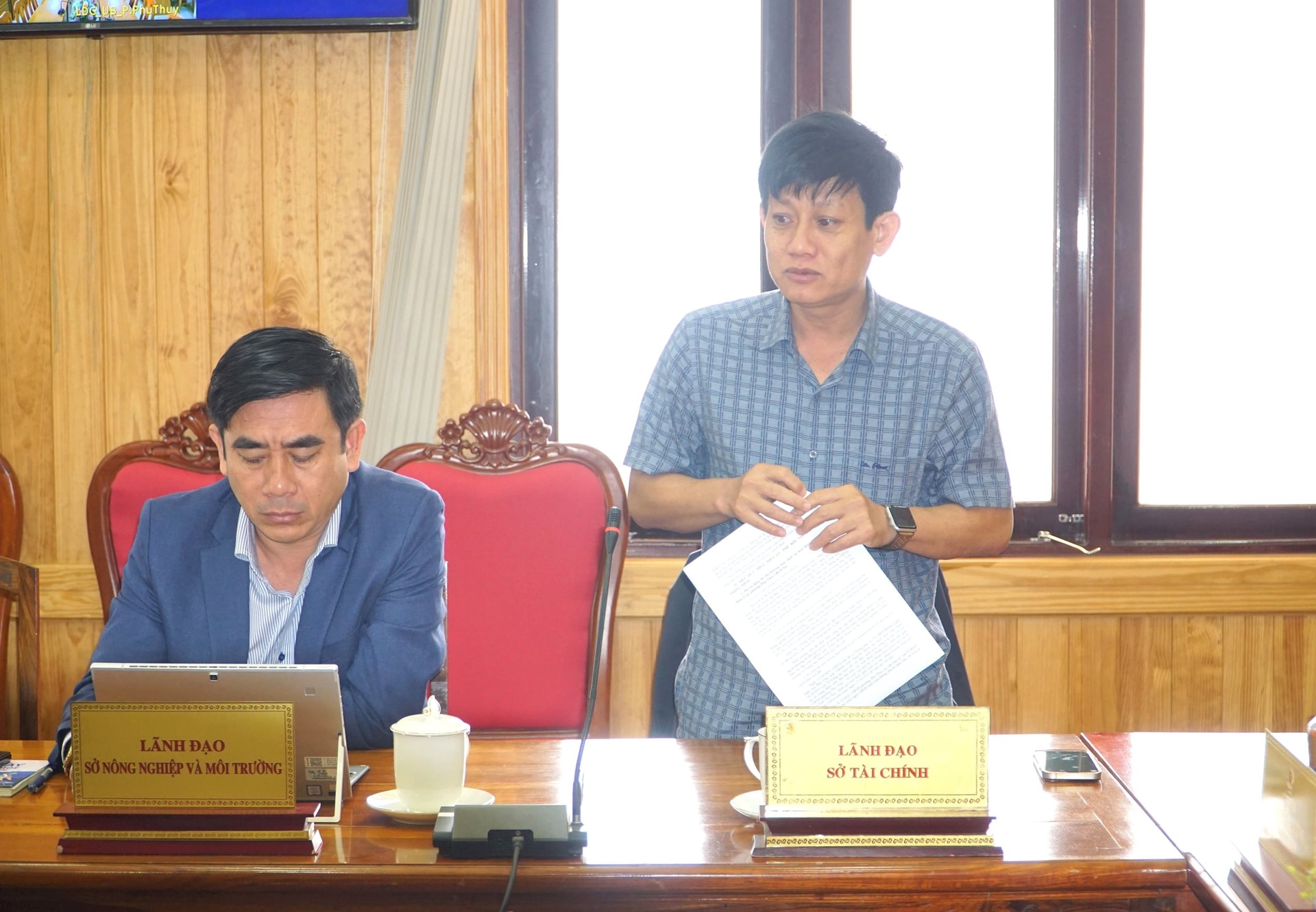 ថ្នាក់ដឹកនាំនាយកដ្ឋានហិរញ្ញវត្ថុរាយការណ៍នៅក្នុងកិច្ចប្រជុំ