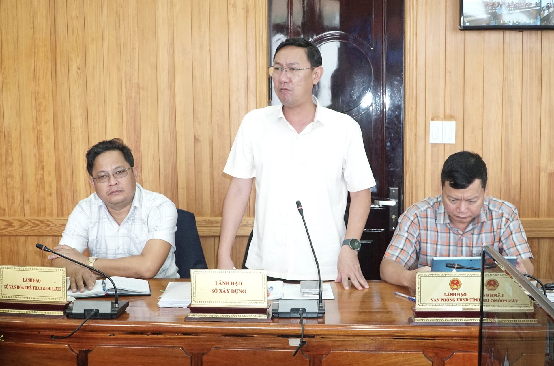 ប្រធាននាយកដ្ឋានសំណង់រាយការណ៍នៅក្នុងកិច្ចប្រជុំ