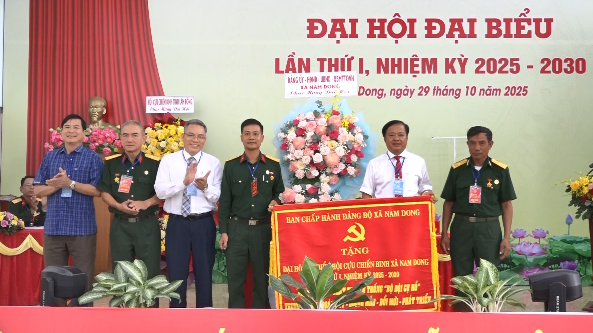 Lãnh đạo xã Nam Dong tặng hoa và bức trướng chúc mừng Ban Chấp hành Hội CCB xã lần thứ I, nhiệm kỳ 2025-2030