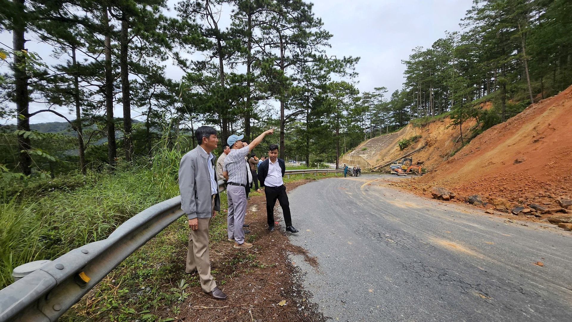 Authorities were present to inspect and assess the subsidence situation at DRan Pass.