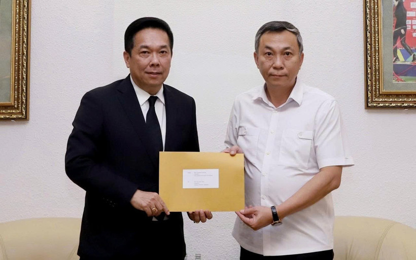 Phó Chủ tịch Liên đoàn Bóng đá Thái Lan chuyển thư xin lỗi của Liên đoàn Bóng đá Thái Lan tới Chủ tịch Liên đoàn Bóng đá Việt Nam Trần Quốc Tuấn. (Nguồn: VFF)