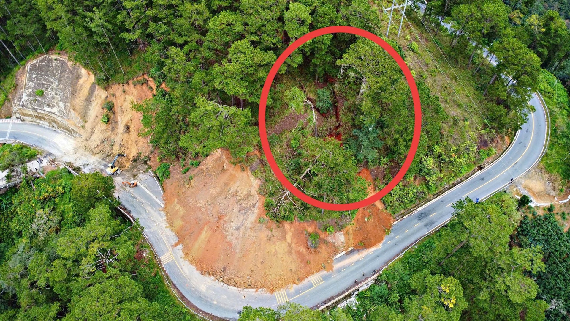 On the high hill appeared large cracks with a very high risk of landslides.