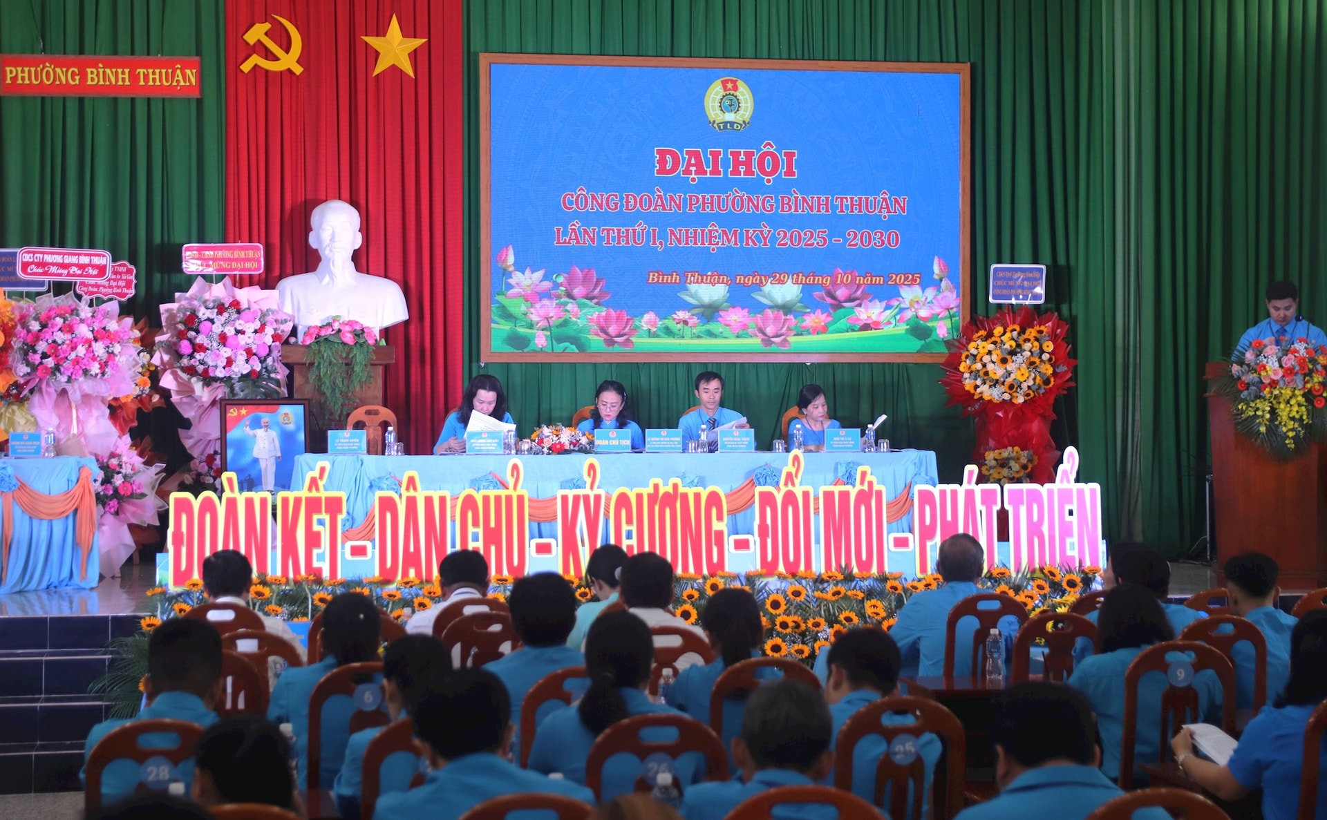 Utsikt over fagforeningskongressen i Binh Thuan Ward