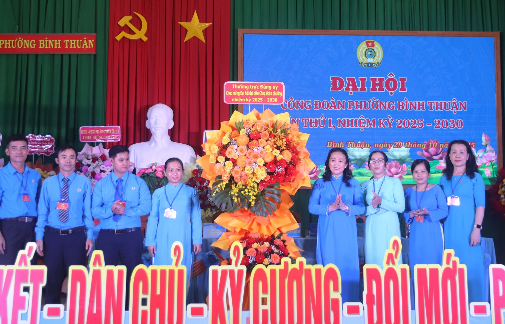 Den stående komiteen i Binh Thuan menighetspartikomité overrakte blomster for å gratulere menighetens fagforeningskongress.