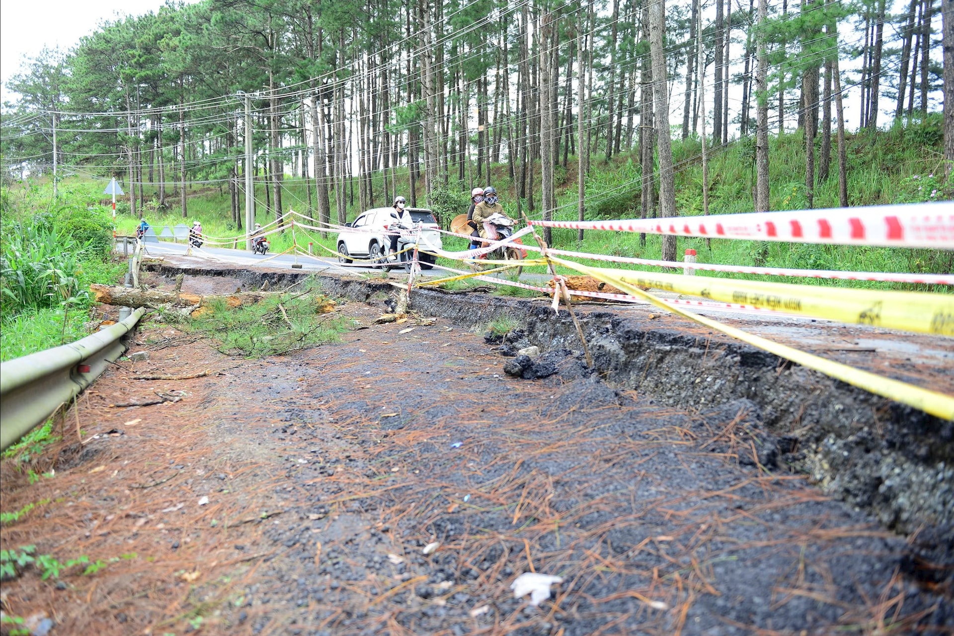 Cracks appearing on the road surface pose a risk of landslides at any time.