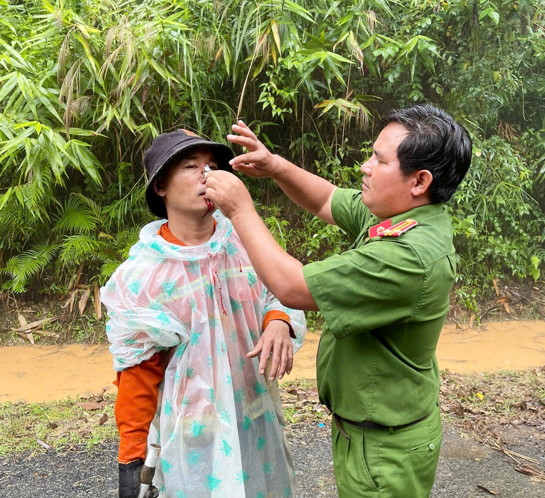សមមិត្ត​កងជីវពល​ម្នាក់​បាន​រង​របួស​ខណៈ​ចូល​រួម​កាប់​ឈើ​ក្នុង​ព្រៃ​និង​ដោះស្រាយ​ឧប្បត្តិហេតុ​នោះ។