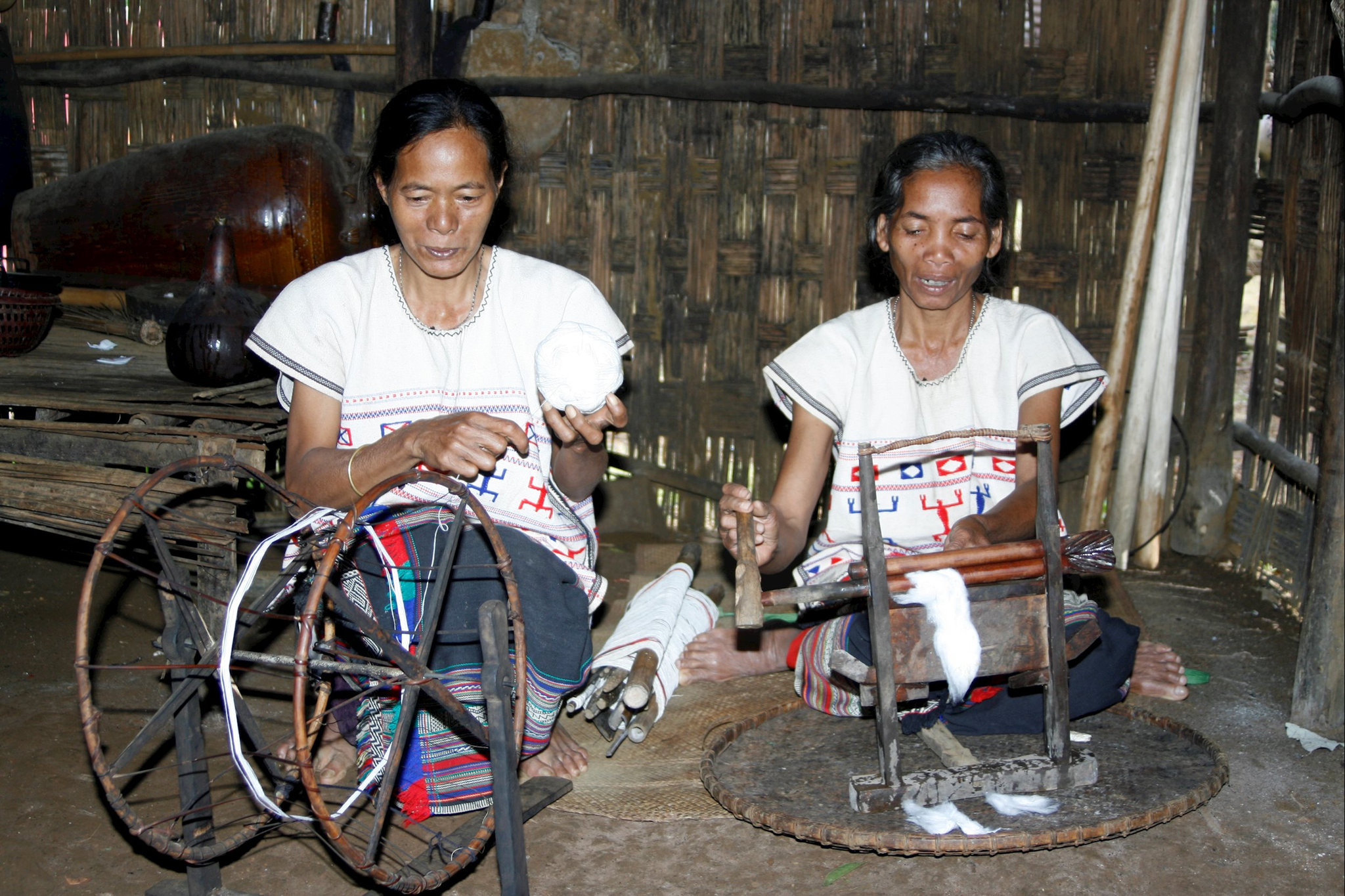 88. Nghề dệt vải truyền thông của người Mạ