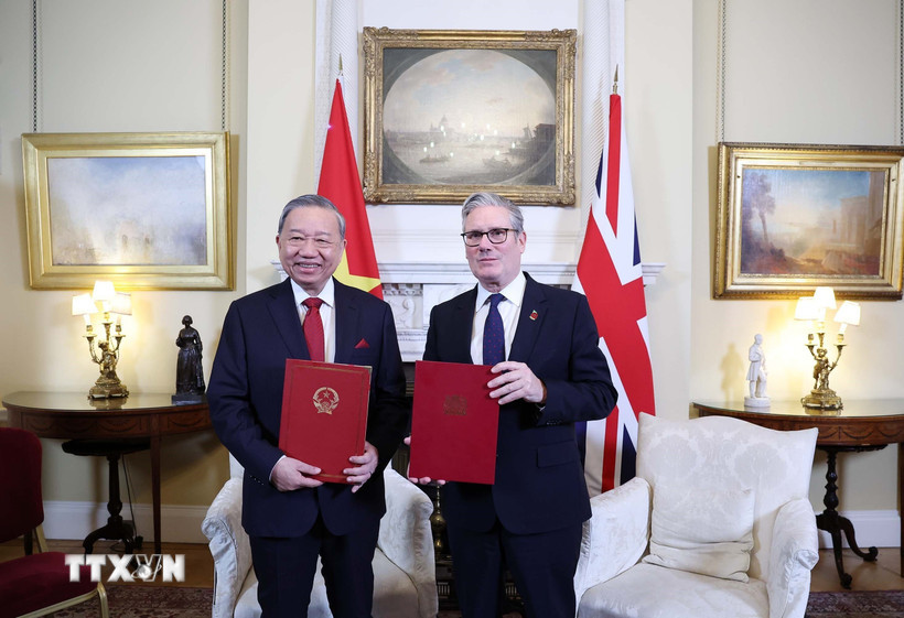 Tổng Bí thư Tô Lâm và Thủ tướng Liên hiệp Vương quốc Anh và Bắc Ireland Keir Starmer trao Tuyên bố chung về nâng cấp quan hệ Việt Nam - Anh lên Đối tác chiến lược toàn diện. (Ảnh: Thống Nhất/TTXVN)
