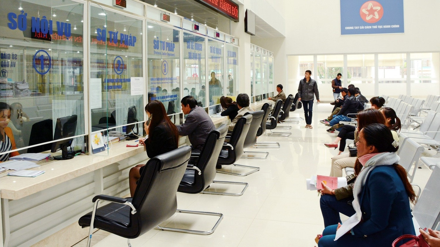 dbnd.1cdn.vn-2025-03-27-_b8d43056672d0417464f1bc182c6fa7b02c7c3cab62-_trung-tam-hanh-chinh-cong-tinh-lam-dong-luon-neu-cao-tinh-than-phuc-vu-nhan-dan.jpg