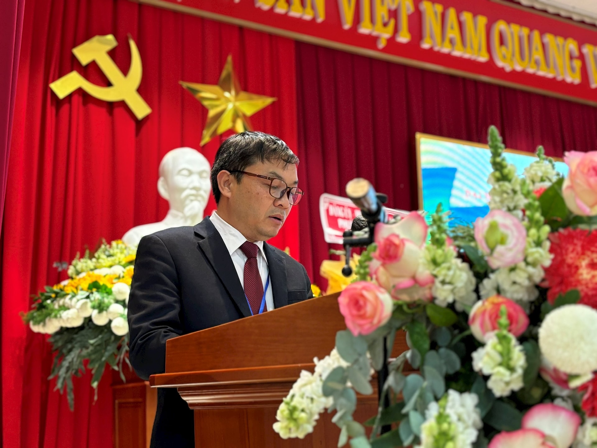 សមមិត្ត Nguyen Duc Han អនុប្រធានសមាគមកសិករខេត្តបានលើកទឹកចិត្តកសិករនៅសង្កាត់ Lam Vien ទីក្រុង Da Lat សកម្មផលិត និងធ្វើអាជីវកម្ម អភិវឌ្ឍន៍សេដ្ឋកិច្ចសមូហភាពក្នុងវិស័យកសិកម្ម។