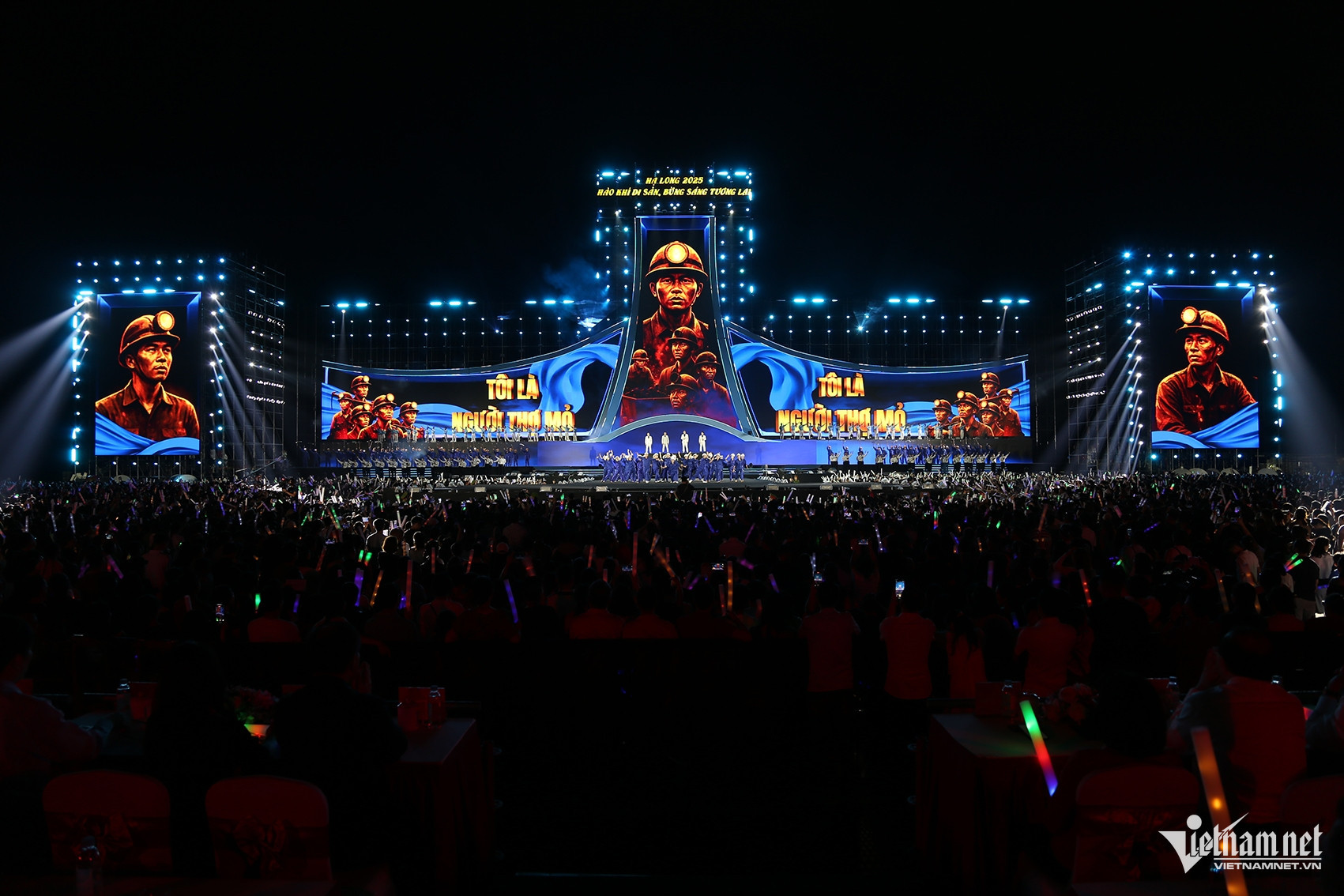 Các tiết mục hát về thợ mỏ mở màn cho Hạ Long concert 2025.