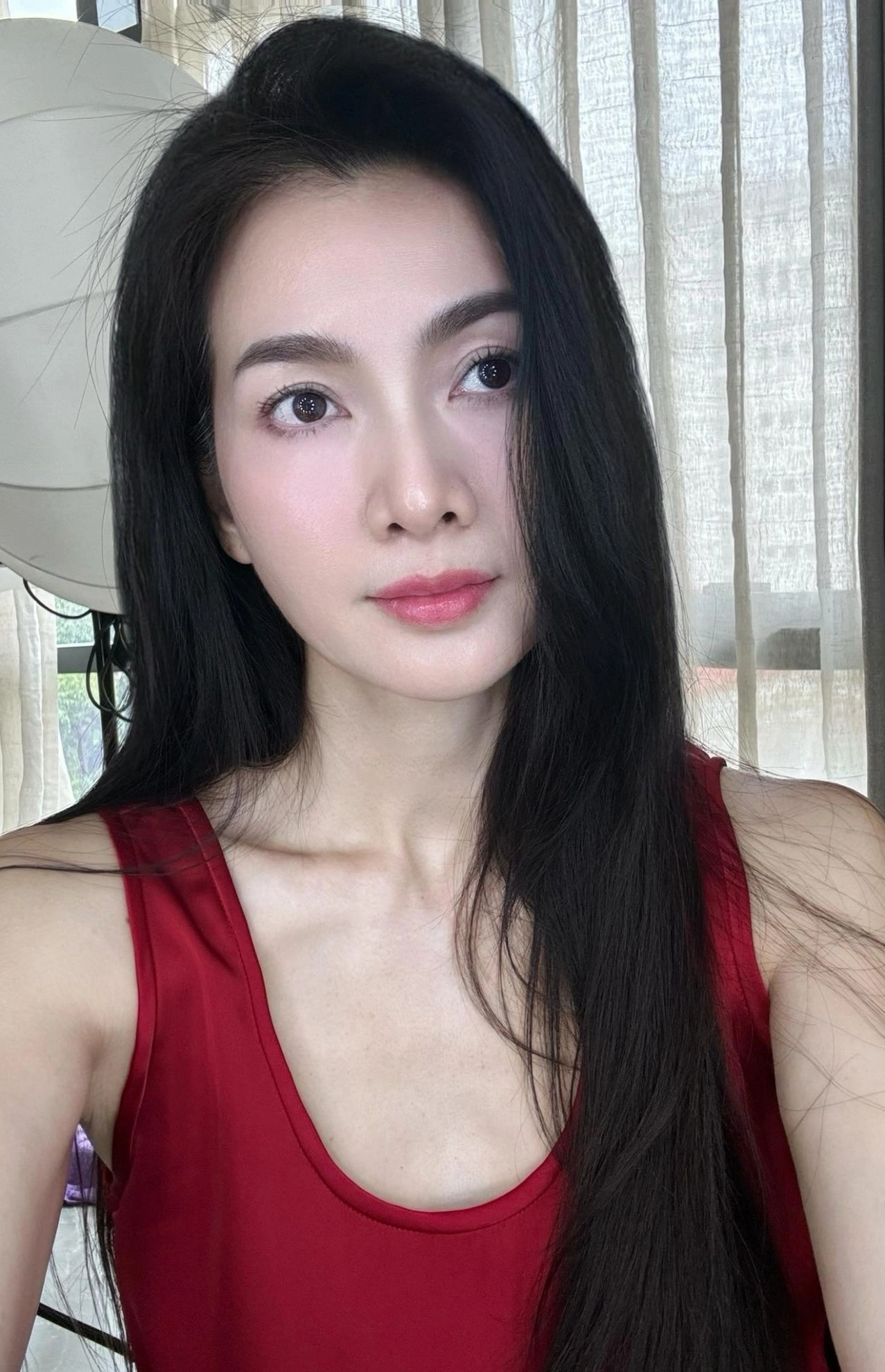 Siêu mẫu Anh Thư selfie tự tin khoe gương mặt ở tuổi 43.