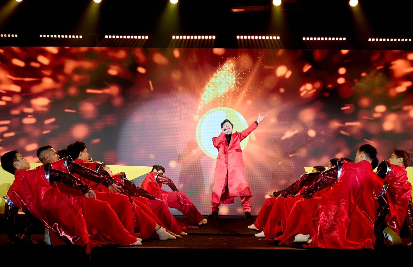 Ca sĩ Tùng Dương biểu diễn trên sân khấu Hạ Long Concert 2025.