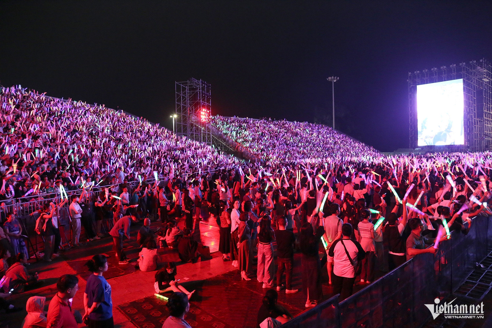 Hơn 30.000 khán giả có mặt tại quảng trường để tham dự concert.