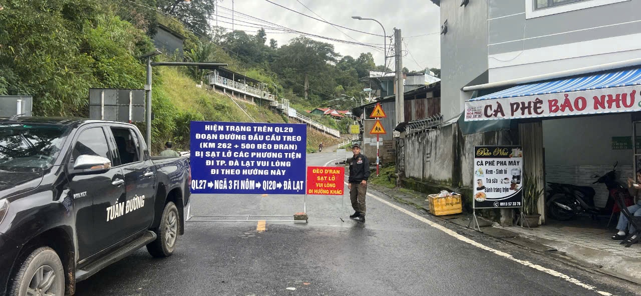 Units carry out traffic diversion on D'ran Pass, National Highway 20 due to landslides and arrange permanent staff to guide vehicles (Photo: Hoang Sa)