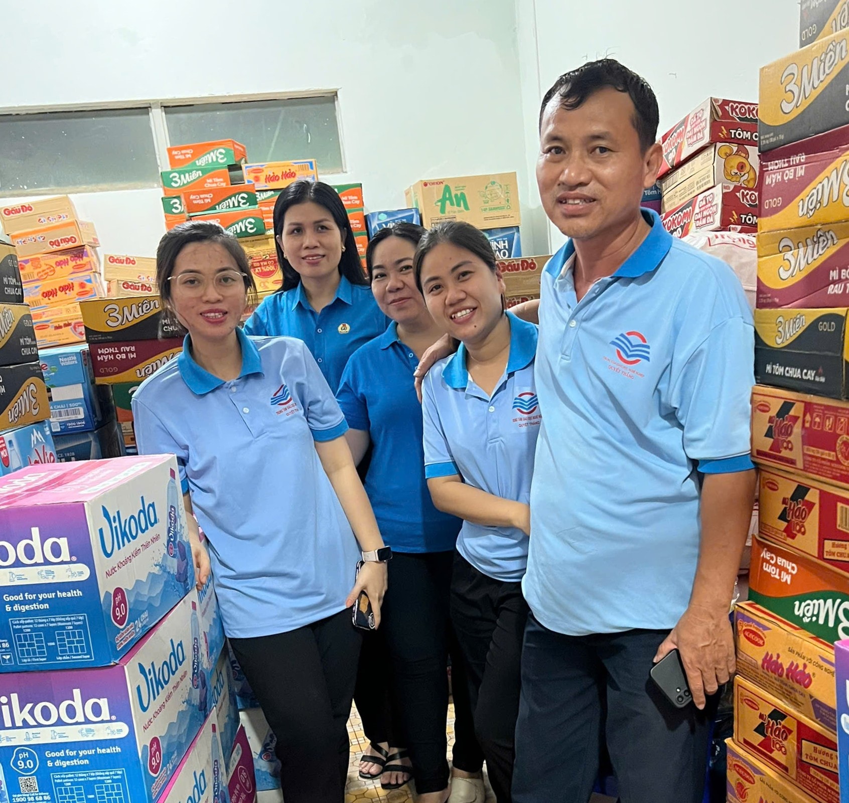 1. Представители профсоюза и спонсоры поставок воды и лапши быстрого приготовления собирают грузы для доставки пострадавшим от наводнения жителям округа Хам Тханг.