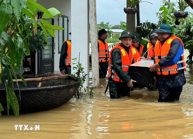 Lực lượng Bộ đội Biên phòng thành phố Đà Nẵng giúp dân vùng lũ vận chuyển tài sản đến nơi an toàn. (Ảnh: Trần Tĩnh/TTXVN) ttxvn-bo-doi-bien-phong-giup-dan-vung-lu-den-noi-an-toan-2.jpg