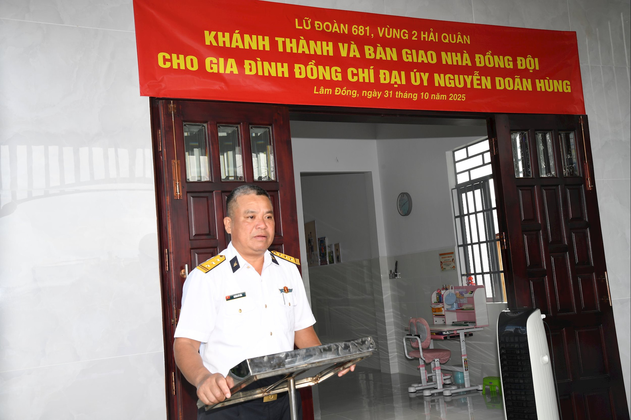 Đồng chí Thượng tá Hoàng Sỹ Hòa, UVBTV, Phó chính ủy Lữ đoàn phát biểu động viên