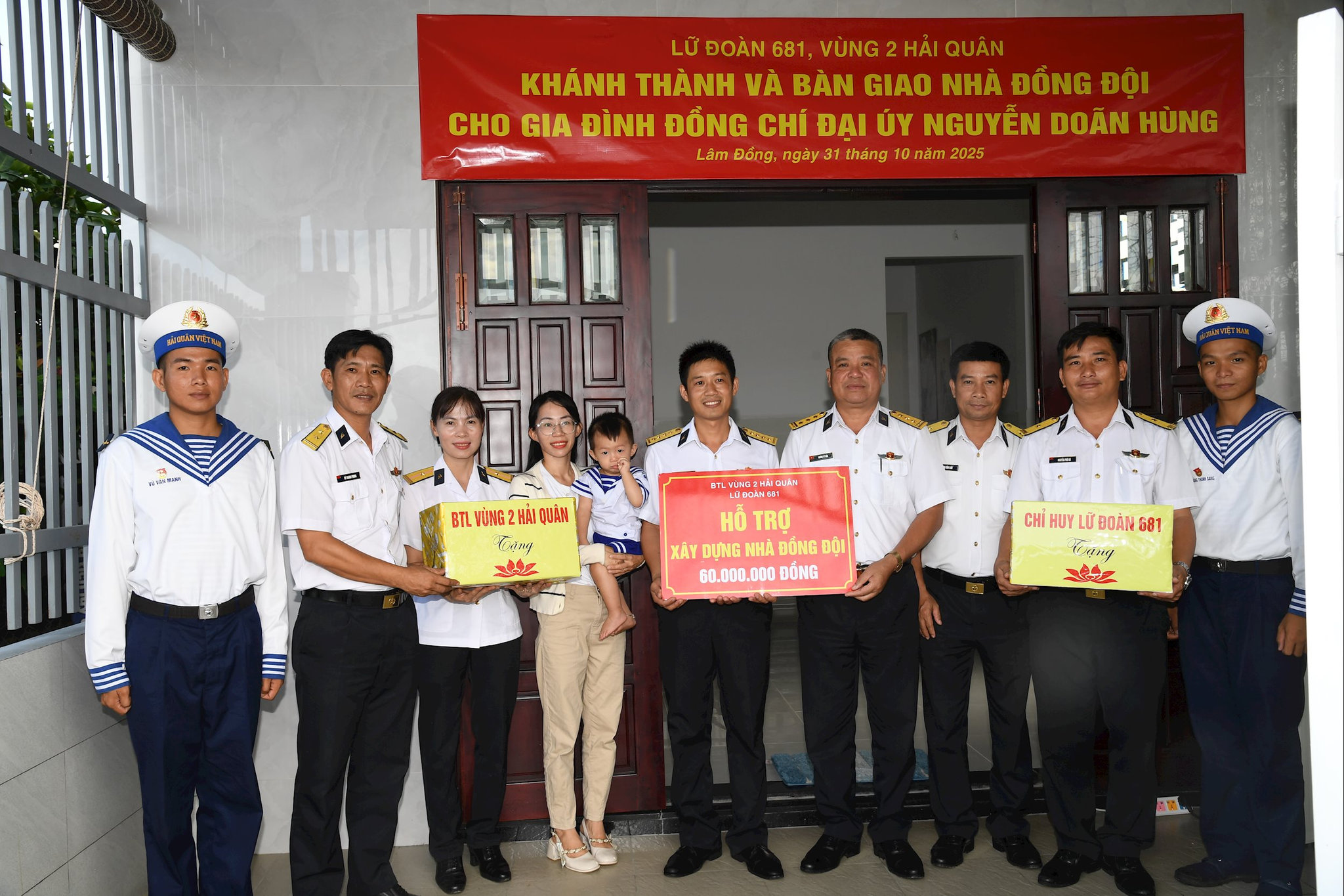 Đồng chí Thượng tá Hoàng Sỹ Hòa, UVBTV, Phó chính ủy Lữ đoàn trao quyết định hỗ trợ và trao quà cho gia đình quân nhân