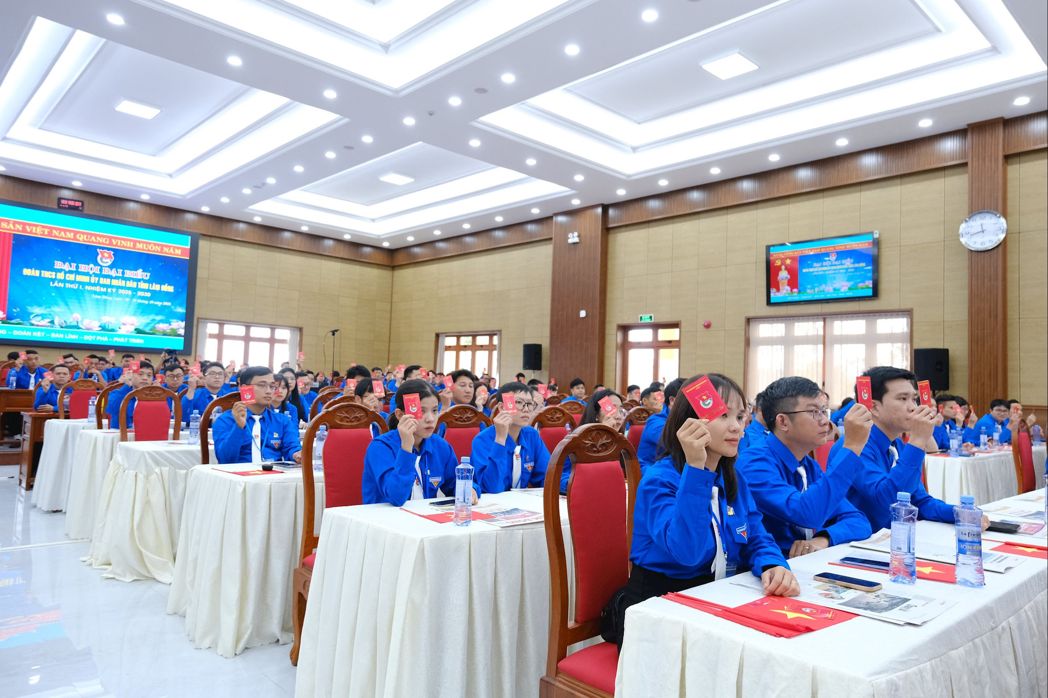 Các đại biểu thông qua các chỉ tiêu tại Đại hội