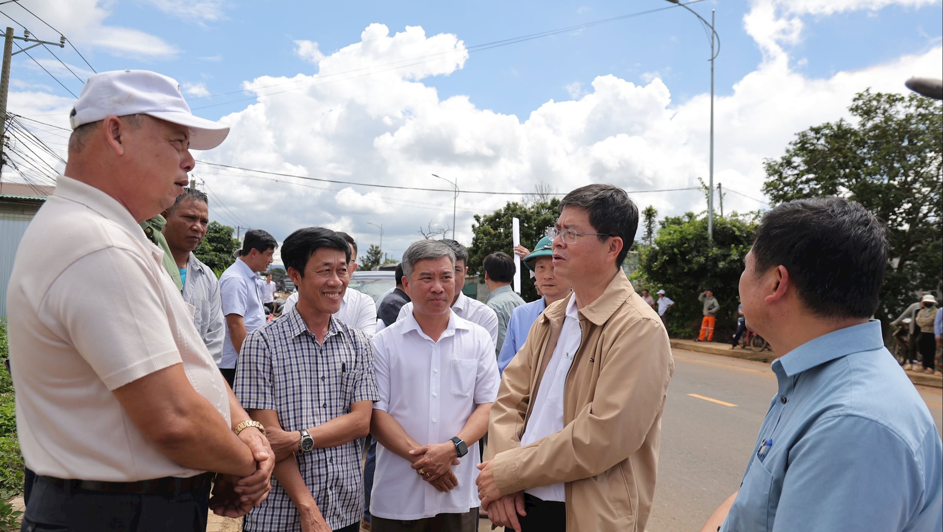 Vice ordförande för provinsens folkkommitté, Nguyen Hong Hai, diskuterade med particellssekreteraren i byn Chai 2 i Phu Hoi kommun.