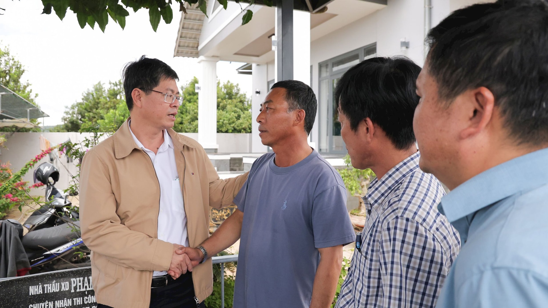 Vice ordförande för provinsens folkkommitté, Nguyen Hong Hai, uppmuntrade hushåll som var tvungna att flytta sin mark för att kunna betjäna motorvägsprojektet Bao Loc - Lien Khuong.