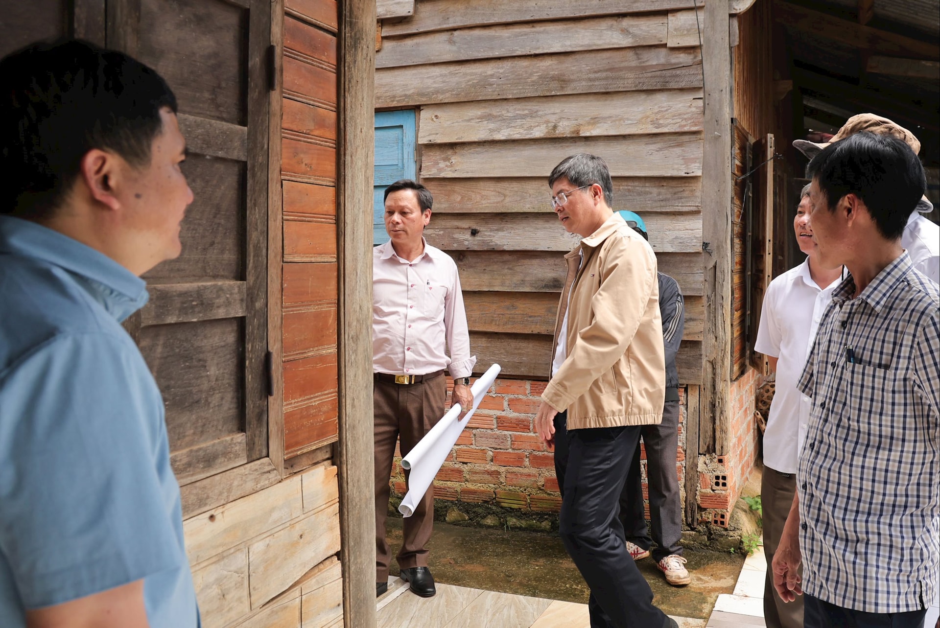 Vice ordförande för provinsens folkkommitté, Nguyen Hong Hai, inspekterade fältarbetet med att mäta och räkna grödor och arkitektoniska föremål i byn Chai 2.