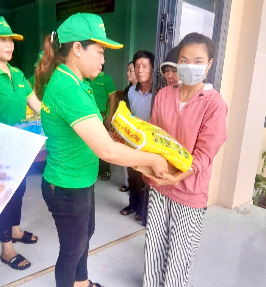 Hỗ trợ người dân tại các thôn bị ngập lụt trên địa bàn xã