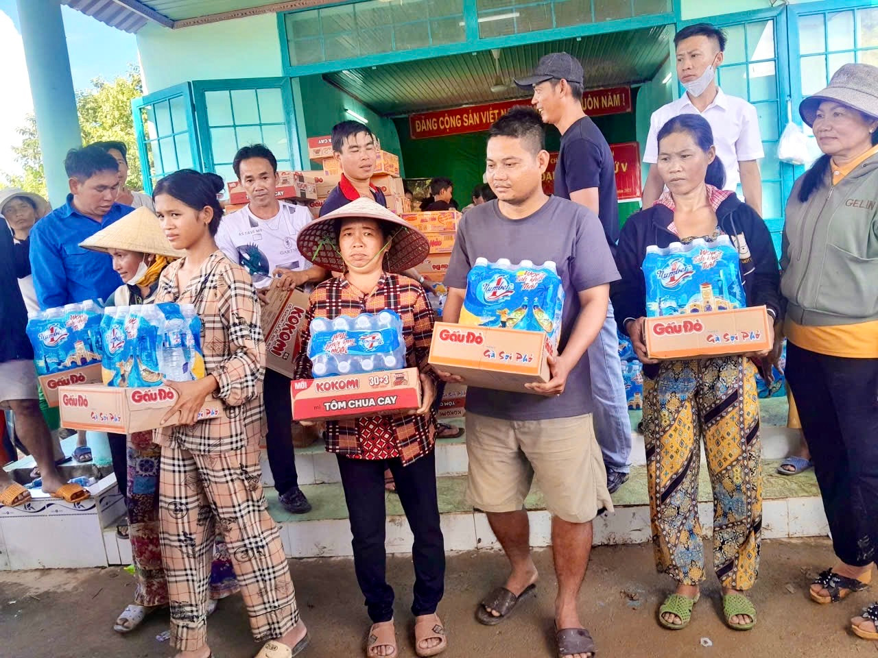 Hỗ trợ nhu yếu phẩm cho người dân