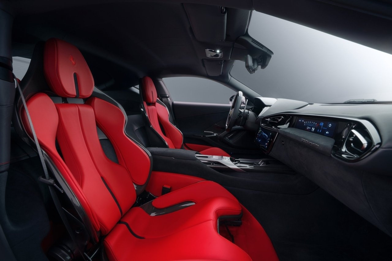 Khoang lái của Ferrari 12Cilindri vẫn giữ nguyên cụm ba màn hình đặc trưng.