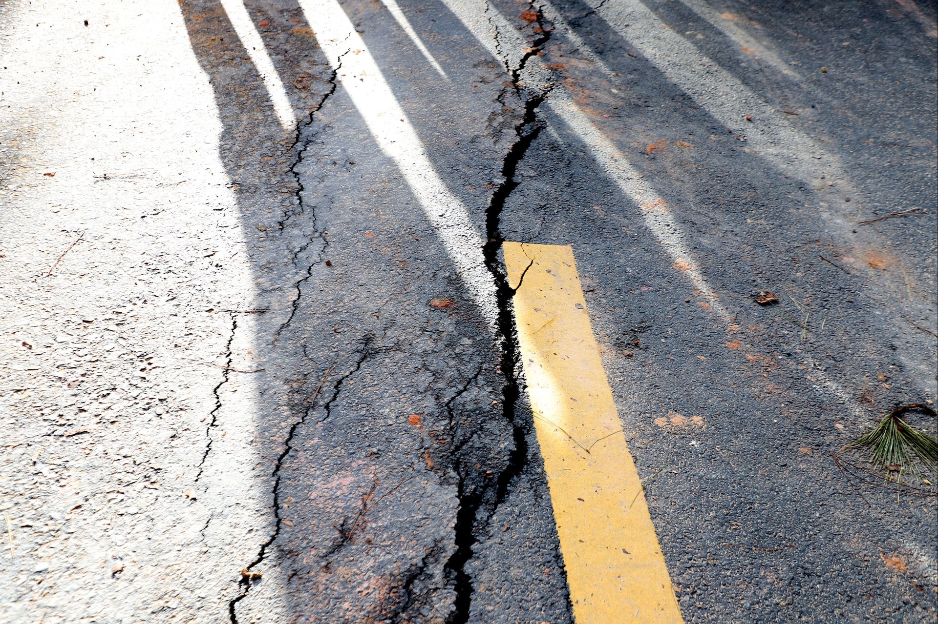 ផ្លូវទៅកាន់ស្ពានព្យួរត្រូវបានប្រេះបែកខ្ទេចខ្ទីមួយចំកណ្តាលផ្លូវ។