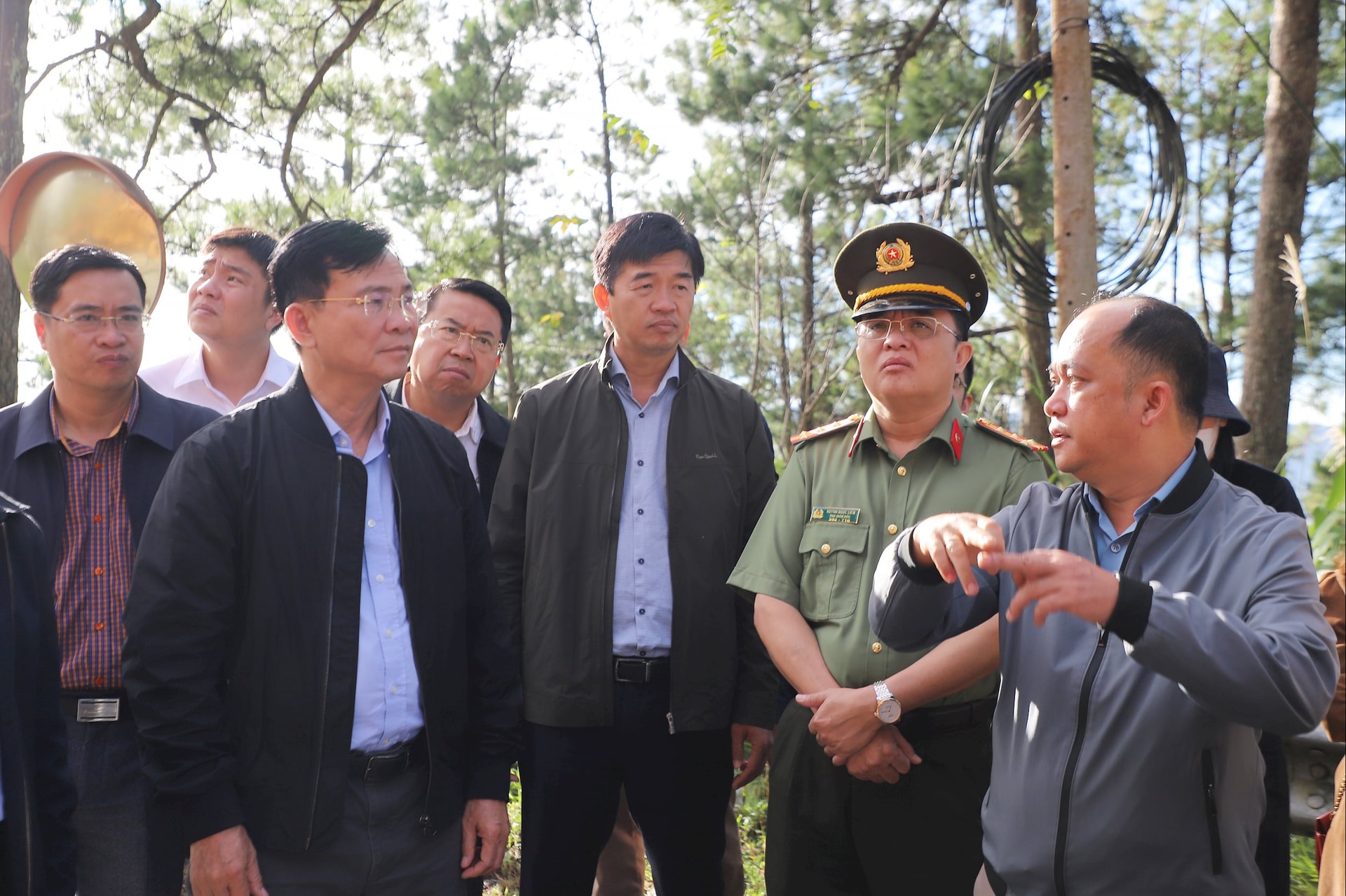 ប្រធានគណៈកម្មាធិការប្រជាជនខេត្ត Ho Van Muoi បានពិនិត្យស្ថានភាពបាក់ដីនៅ D Pass។