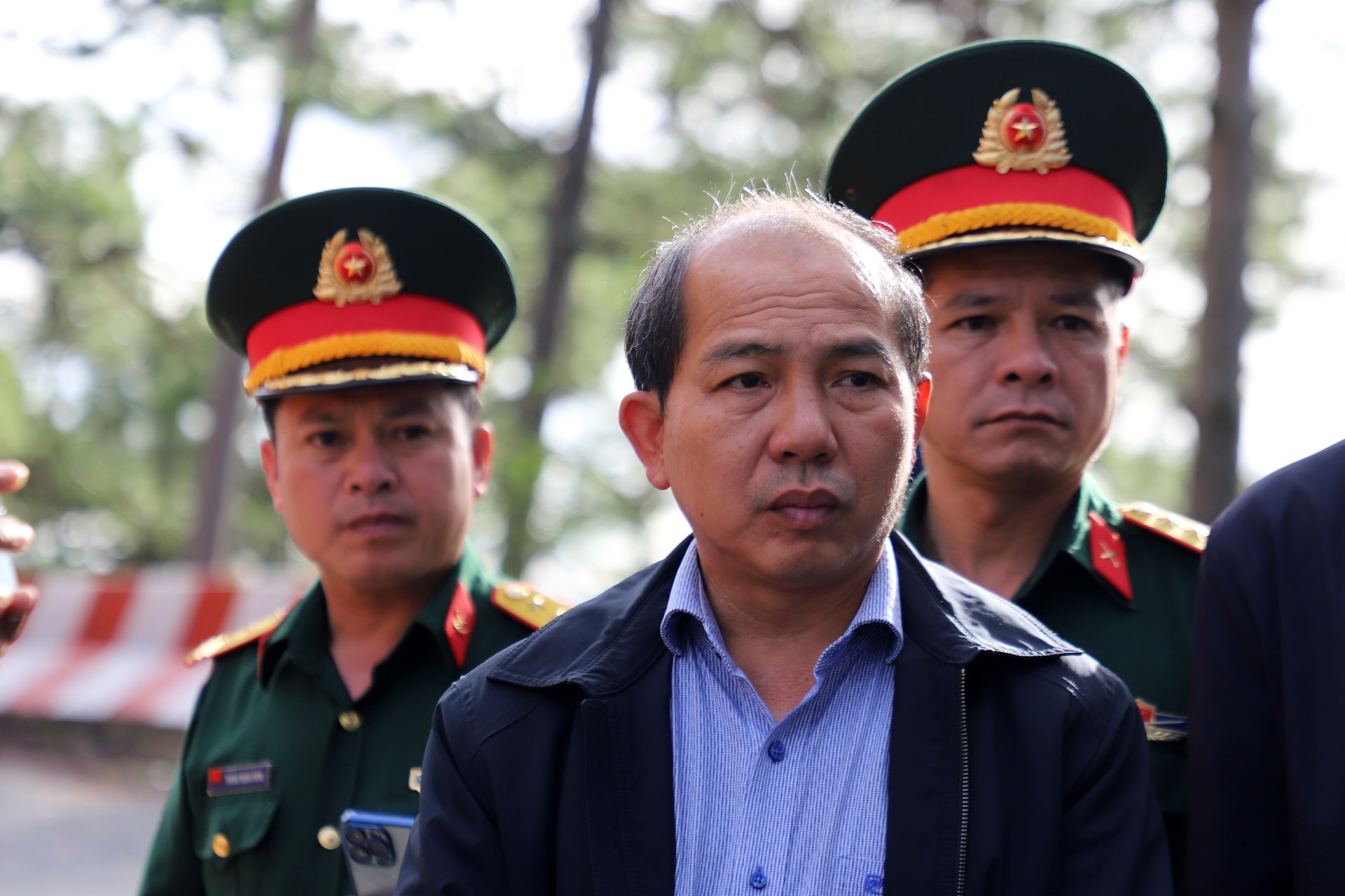 ប្រធាននាយកដ្ឋានសំណង់ Le Ngoc Tien បានជូនដំណឹងអំពីការងារដោះស្រាយឧប្បត្តិហេតុ។