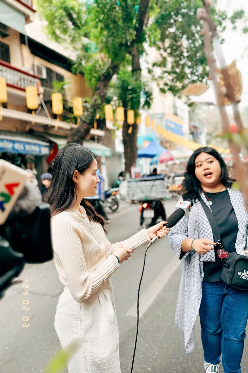 Hoàng Anh trong trường quay và khi đi tác nghiệp.