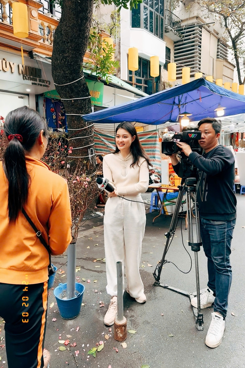 Hoàng Anh trong trường quay và khi đi tác nghiệp.