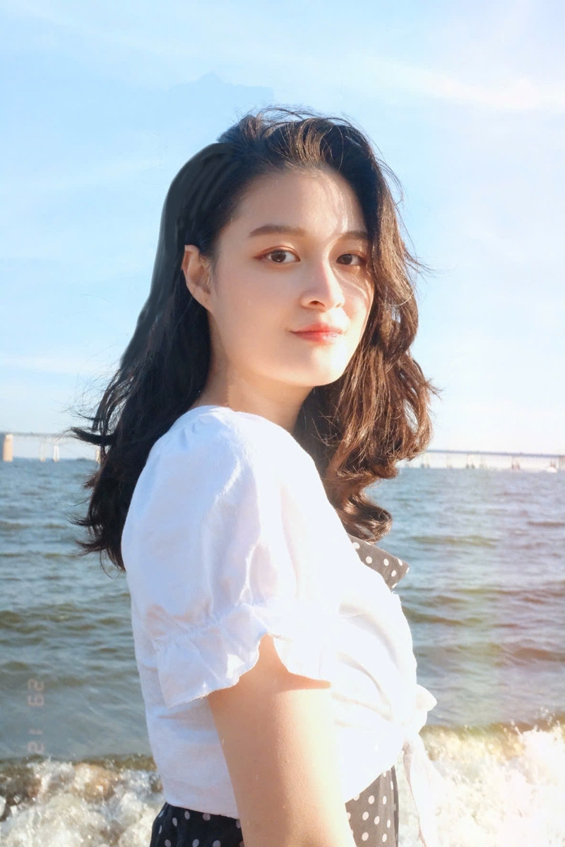 Hoàng Anh trong trường quay và khi đi tác nghiệp.