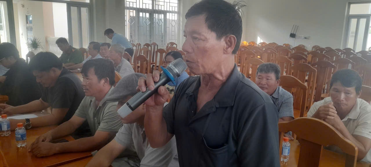 Herr Nguyen Ngoc, wohnhaft in Bezirk 2, Mui Ne, ist einer der Haushalte, die auf beiden Seiten der Straße eine Petition zur Landenteignung und Entschädigung einreichen...