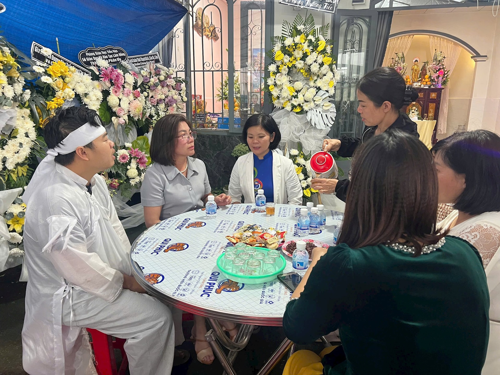 Phó Chủ tịch Hội LHPN tỉnh Nguyễn Thị Phương Thảo thăm hỏi gia đình cô giáo