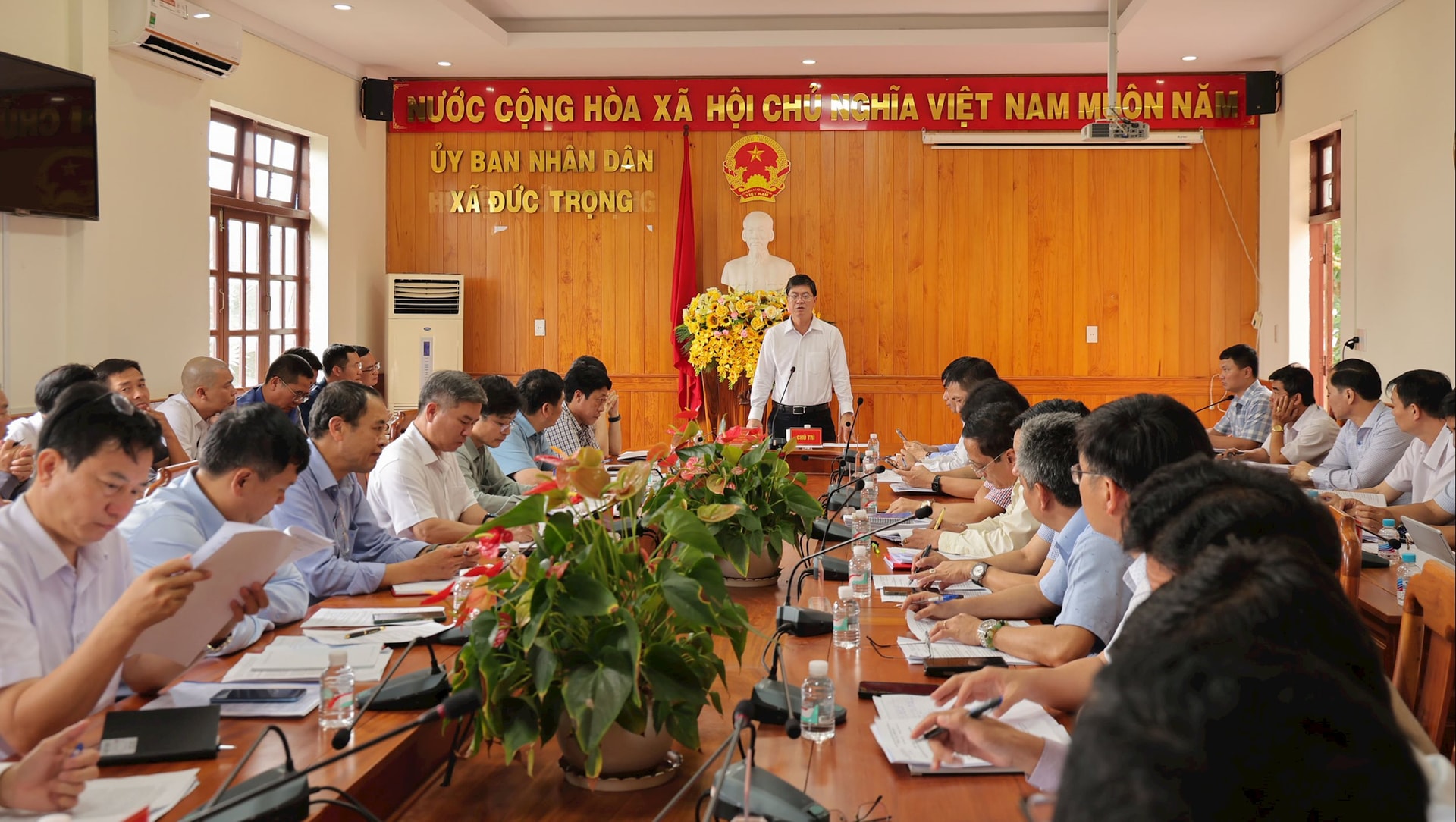 Vice ordförande för provinsens folkkommitté, Nguyen Hong Hai, ledde ett arbetsmöte med lokalbefolkningen i Duc Trongs folkkommitté.