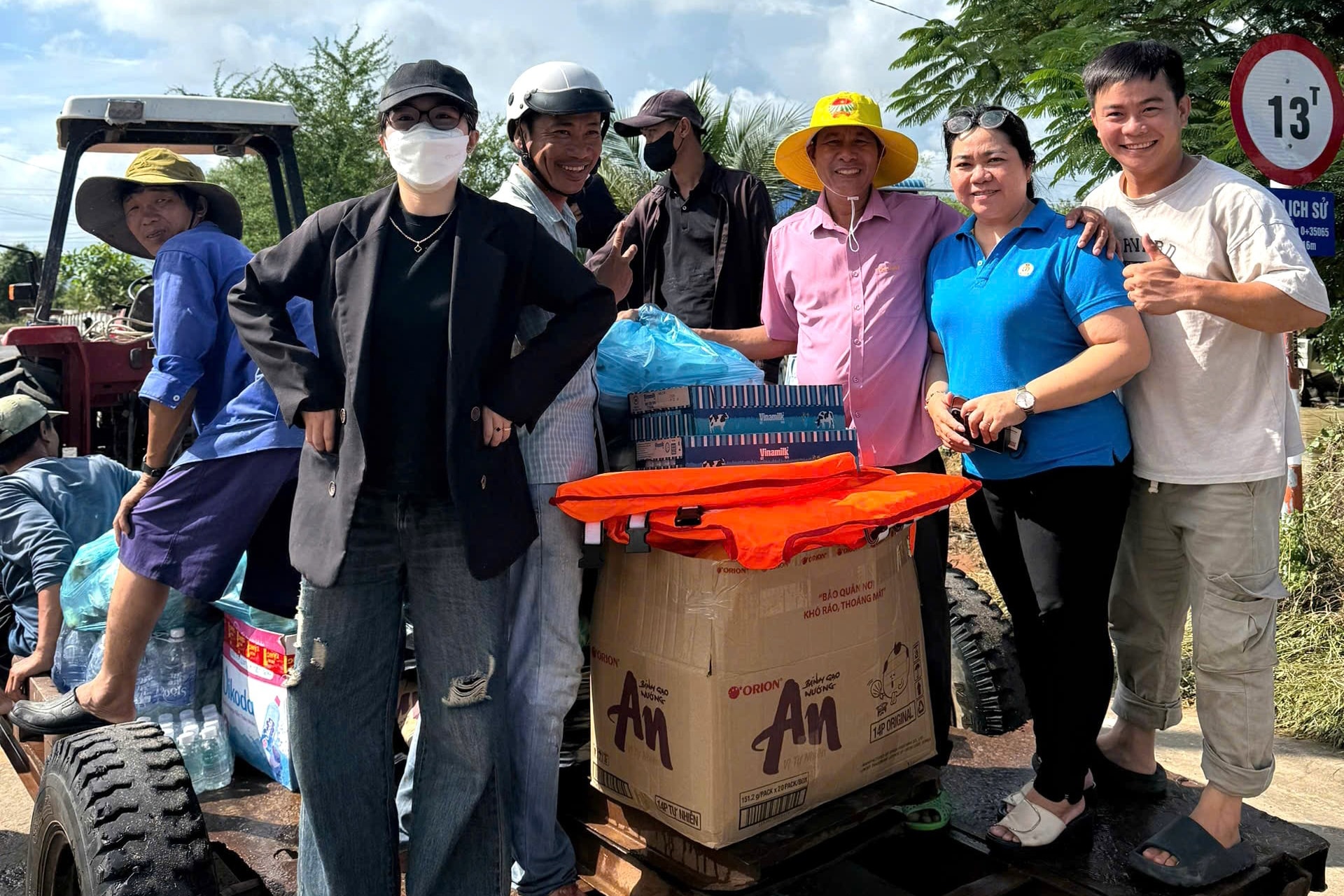 1. Сотрудники и домохозяйки округа Хэм-Танг с энтузиазмом раздавали товары людям в сельской местности.jpg