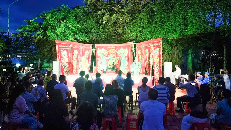anh-6-nghe-nhan-uu-tu-vu-linh-tam-cung-nguoi-than-trong-gia-dinh-bieu-dien-hat-boi-cho-khach-du-lich.jpg