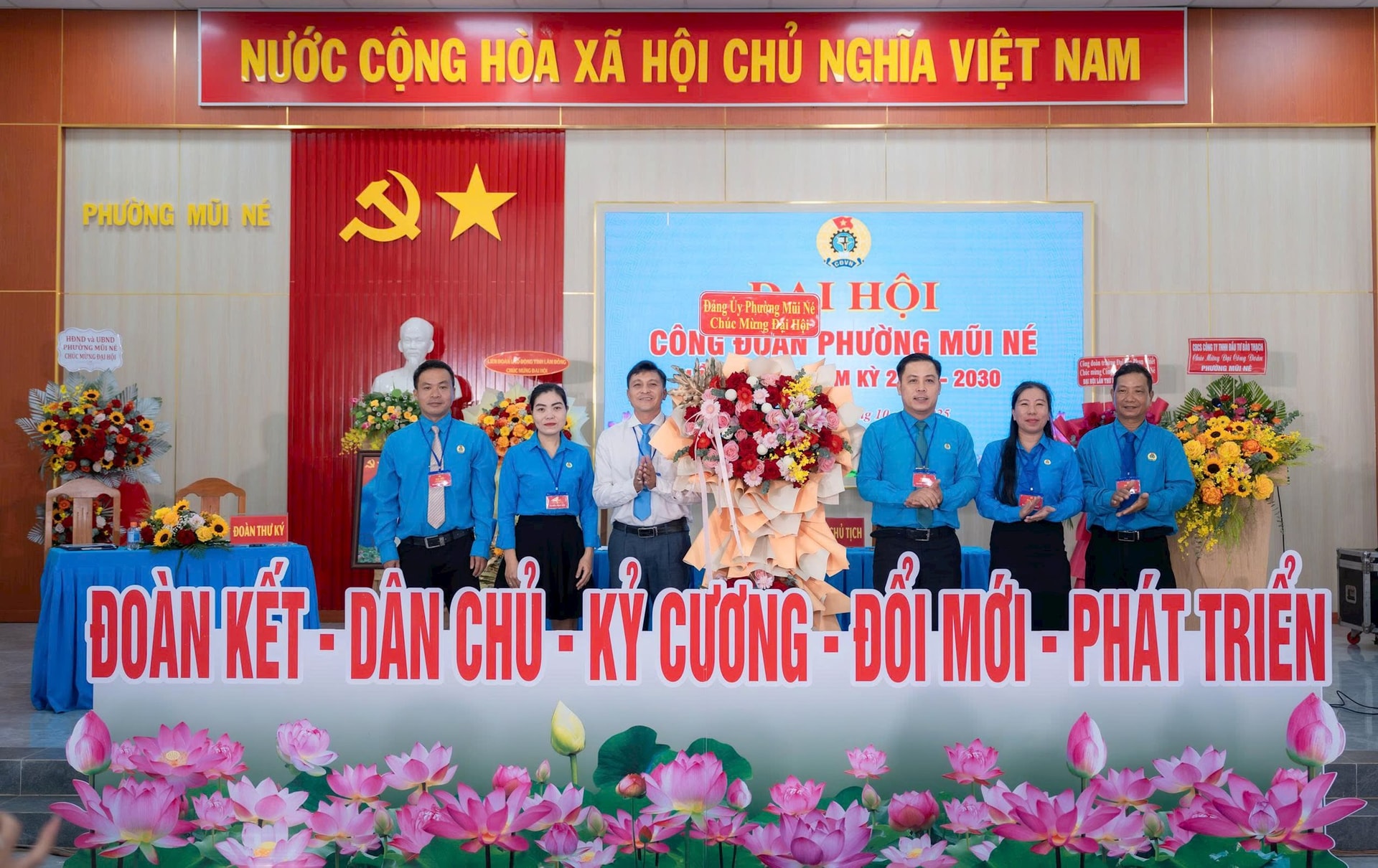 Mui Ne-distriktets partikommitté överlämnade blommor för att gratulera distriktets fackliga kongress