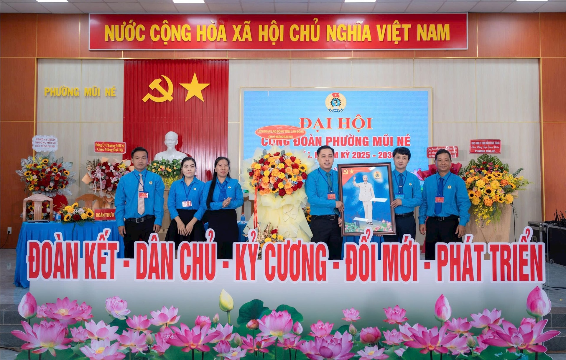 Kamrat Ho Cong Duong, vice ordförande för Lam Dongs provinsiella arbetarförbund, överlämnade en målning av farbror Ho med den vietnamesiska fackföreningsorganisationen till kongressen.