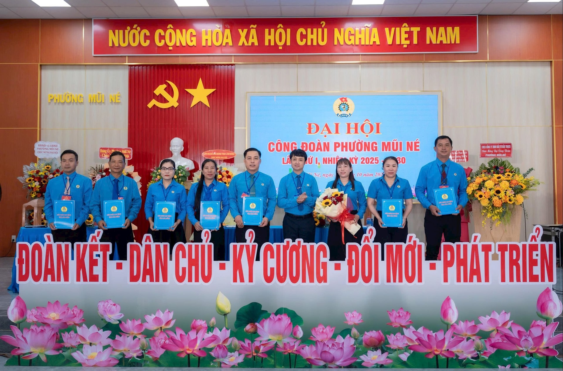 Kamrat Ho Cong Duong, vice ordförande för Lam Dongs provinsiella arbetarförbund, presenterade beslutet från den provinsiella arbetarförbundets ständiga kommitté om utnämning av verkställande kommittén och ständiga kommittén för Mui Ne-distriktets arbetarförbund.